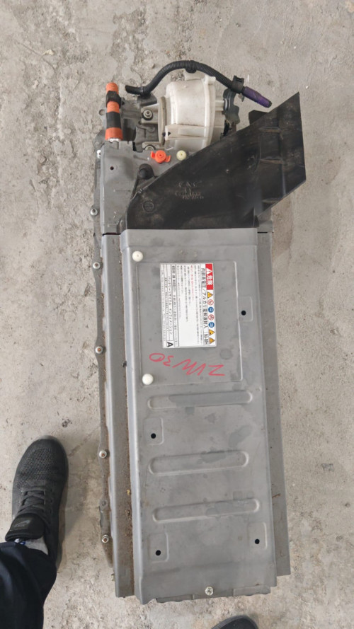 BATAREY-ZVW30-1-1.jpg