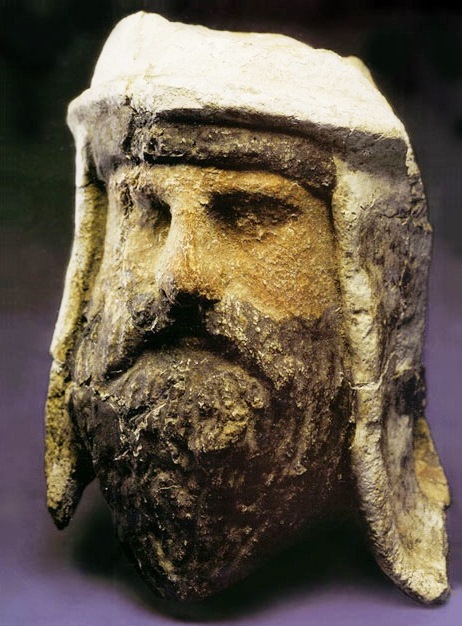 SDELANNAY-IZ-GLINY-I-ALEBASTRA-GOLOVA-ZOROASTRIISKOGO-SVYSENNIKA-NOSYSEGO-OTLICITELNYI-GOLOVNOI-UBOR-BAKTRIISKOGO-STILY-TAKTI-SANGIN-TADZIKISTAN-III-II-VV.-DO-N.-E.SAPKA.jpg