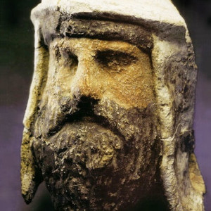 SDELANNAY-IZ-GLINY-I-ALEBASTRA-GOLOVA-ZOROASTRIISKOGO-SVYSENNIKA-NOSYSEGO-OTLICITELNYI-GOLOVNOI-UBOR-BAKTRIISKOGO-STILY-TAKTI-SANGIN-TADZIKISTAN-III-II-VV.-DO-N.-E.SAPKA