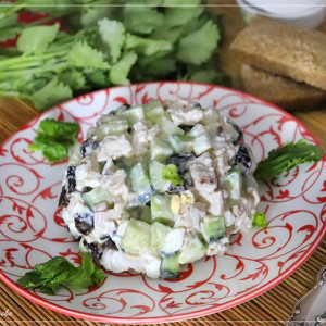 SALAT-S-KURITEI-I-CERNOSLIVOM.